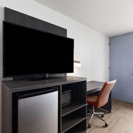 Super 8 By Wyndham Riverside Al Exterior photo