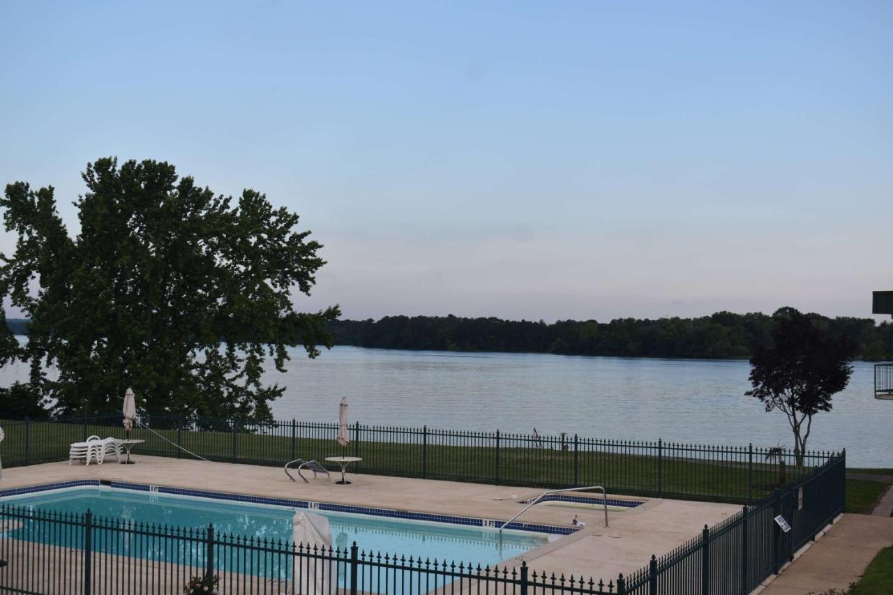 Super 8 By Wyndham Riverside Al Exterior photo