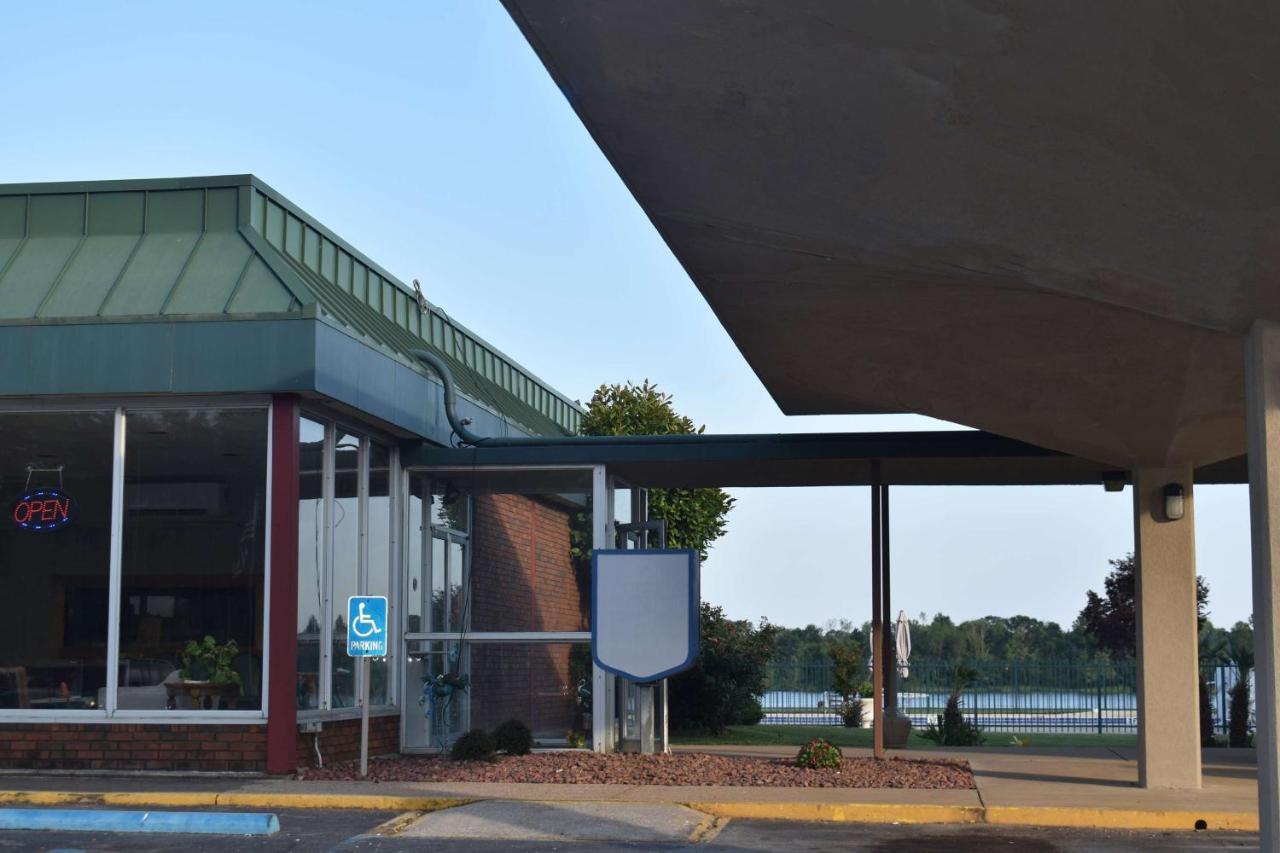 Super 8 By Wyndham Riverside Al Exterior photo