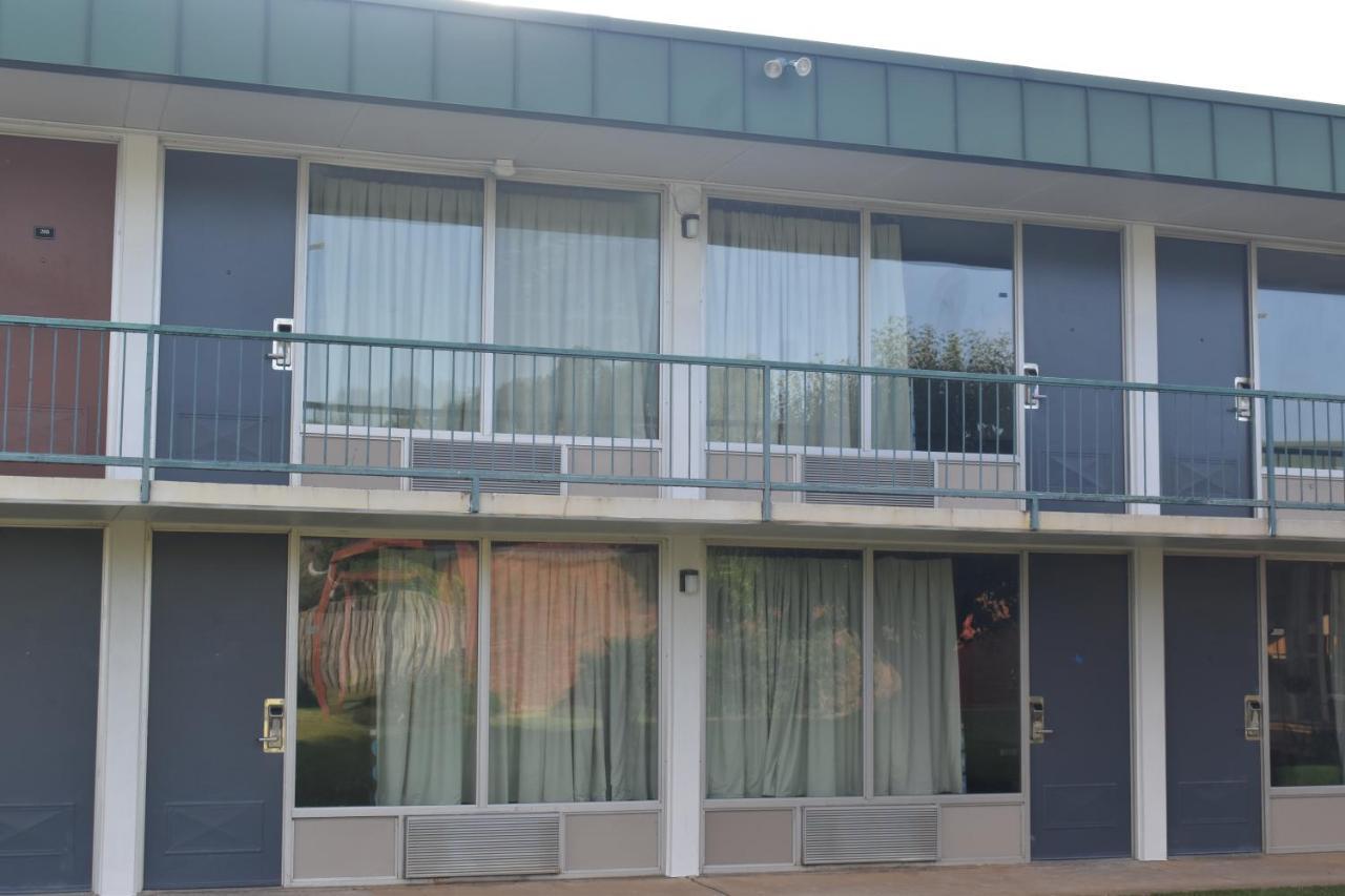 Super 8 By Wyndham Riverside Al Exterior photo
