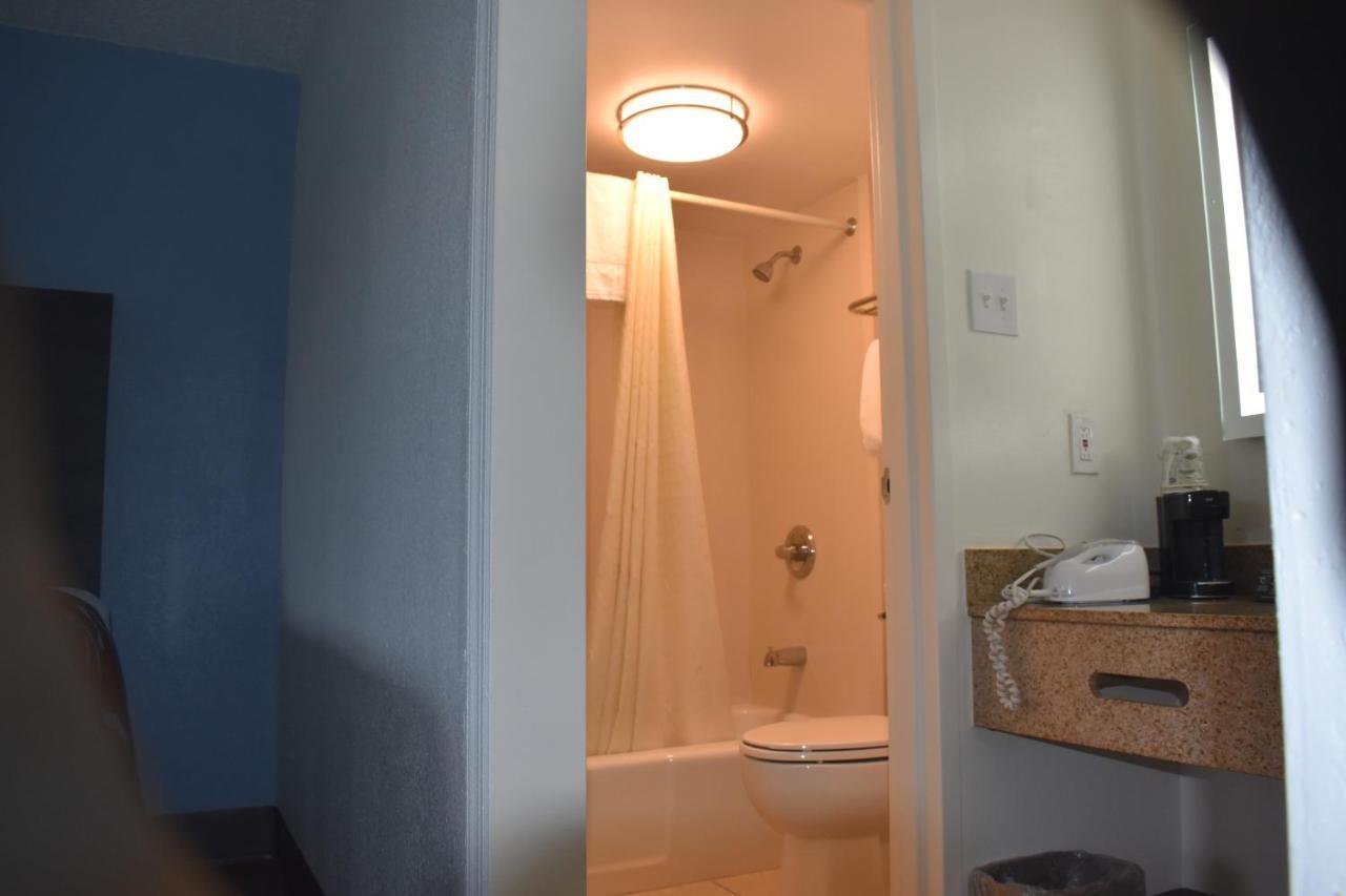 Super 8 By Wyndham Riverside Al Exterior photo