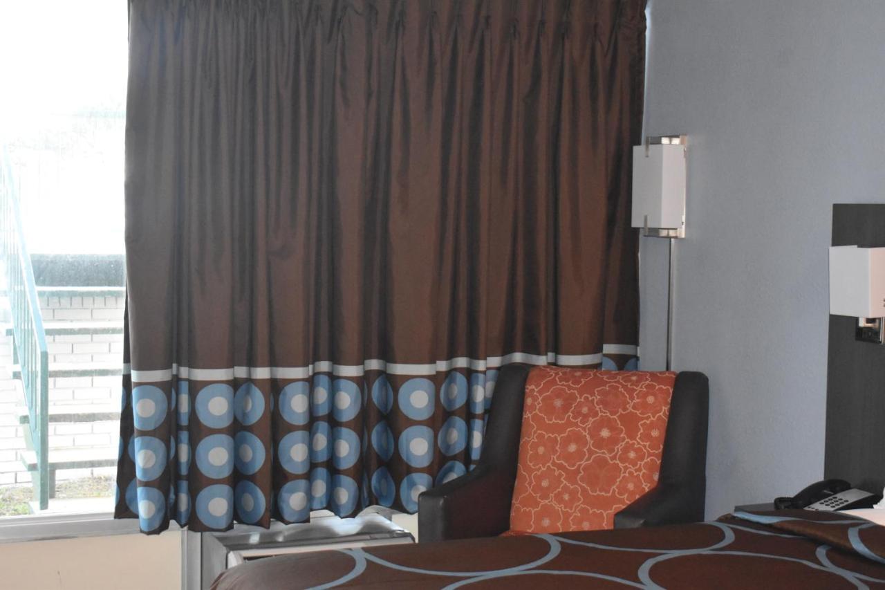 Super 8 By Wyndham Riverside Al Exterior photo