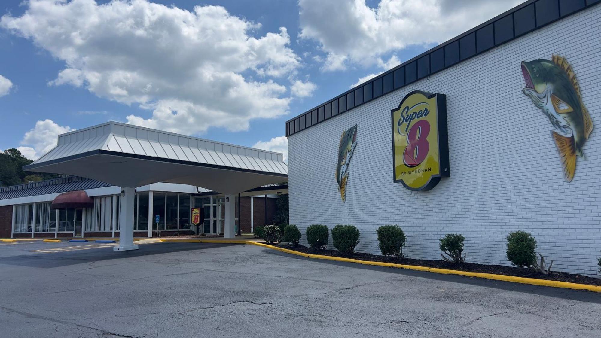 Super 8 By Wyndham Riverside Al Exterior photo
