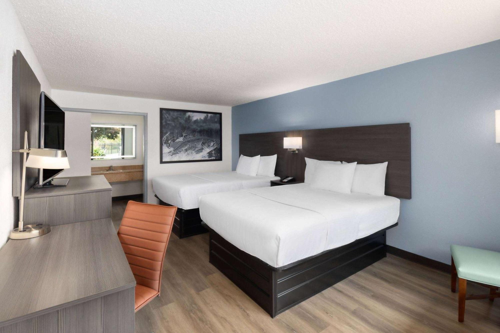 Super 8 By Wyndham Riverside Al Exterior photo