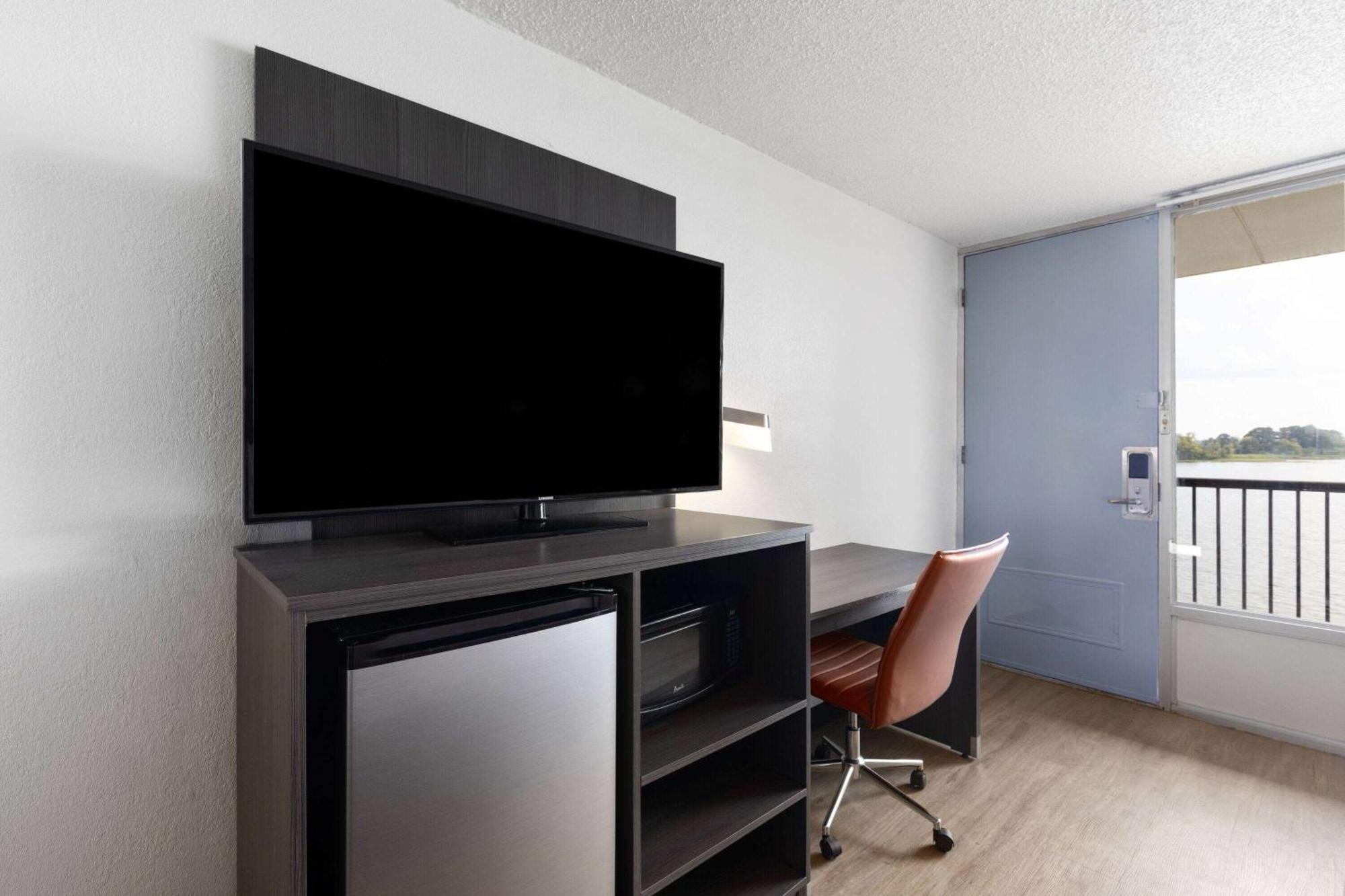 Super 8 By Wyndham Riverside Al Exterior photo