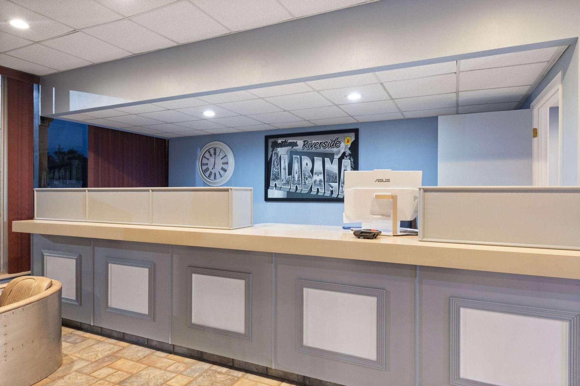 Super 8 By Wyndham Riverside Al Exterior photo