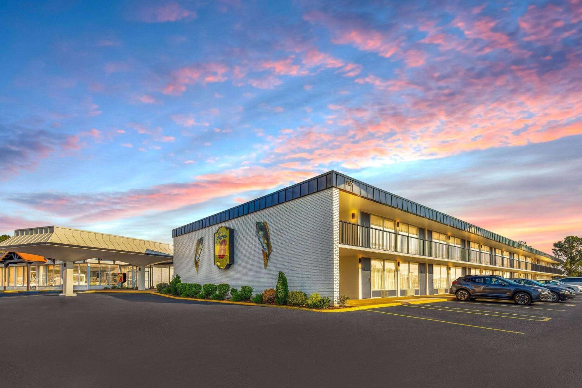Super 8 By Wyndham Riverside Al Exterior photo