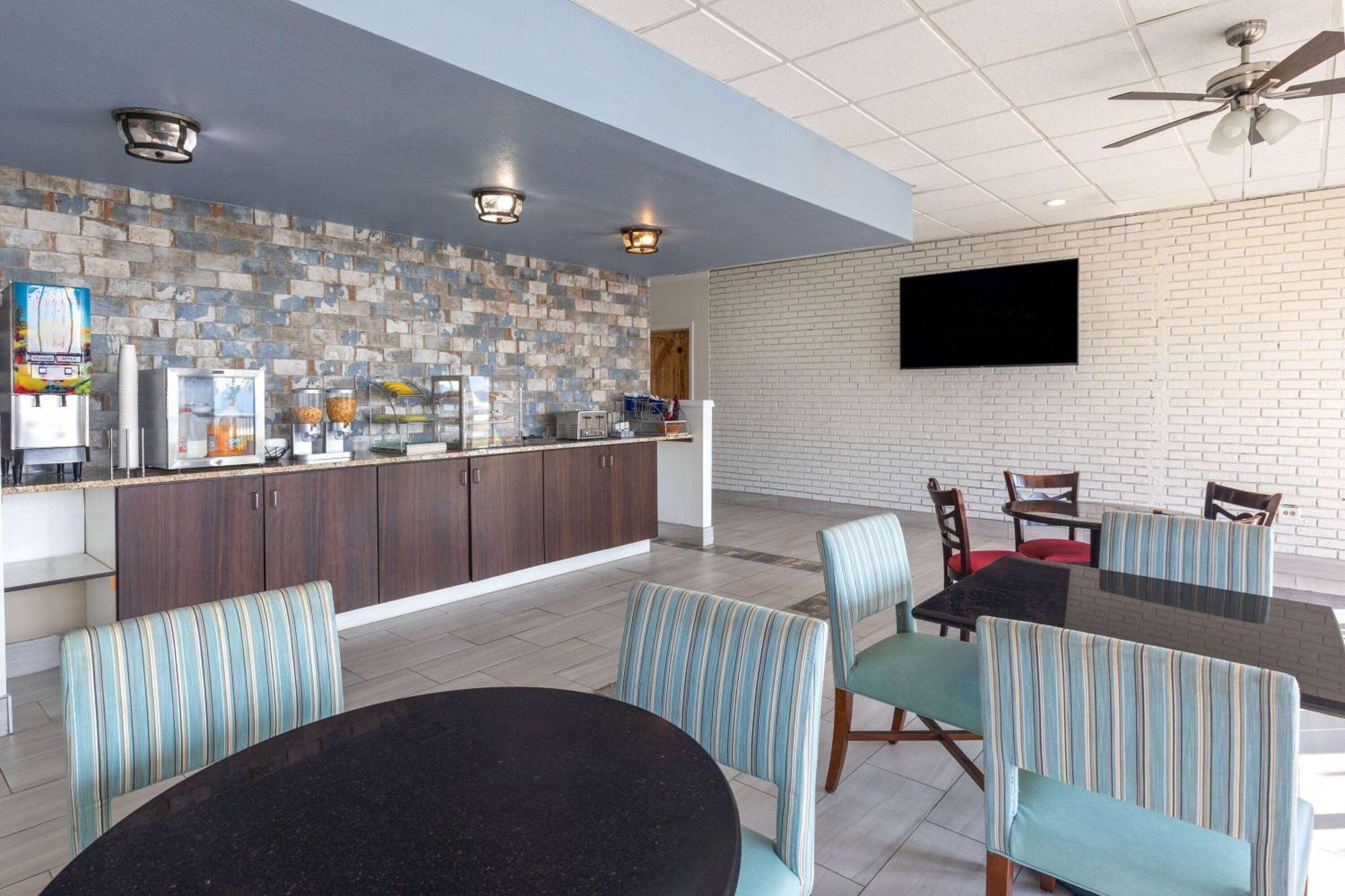 Super 8 By Wyndham Riverside Al Exterior photo