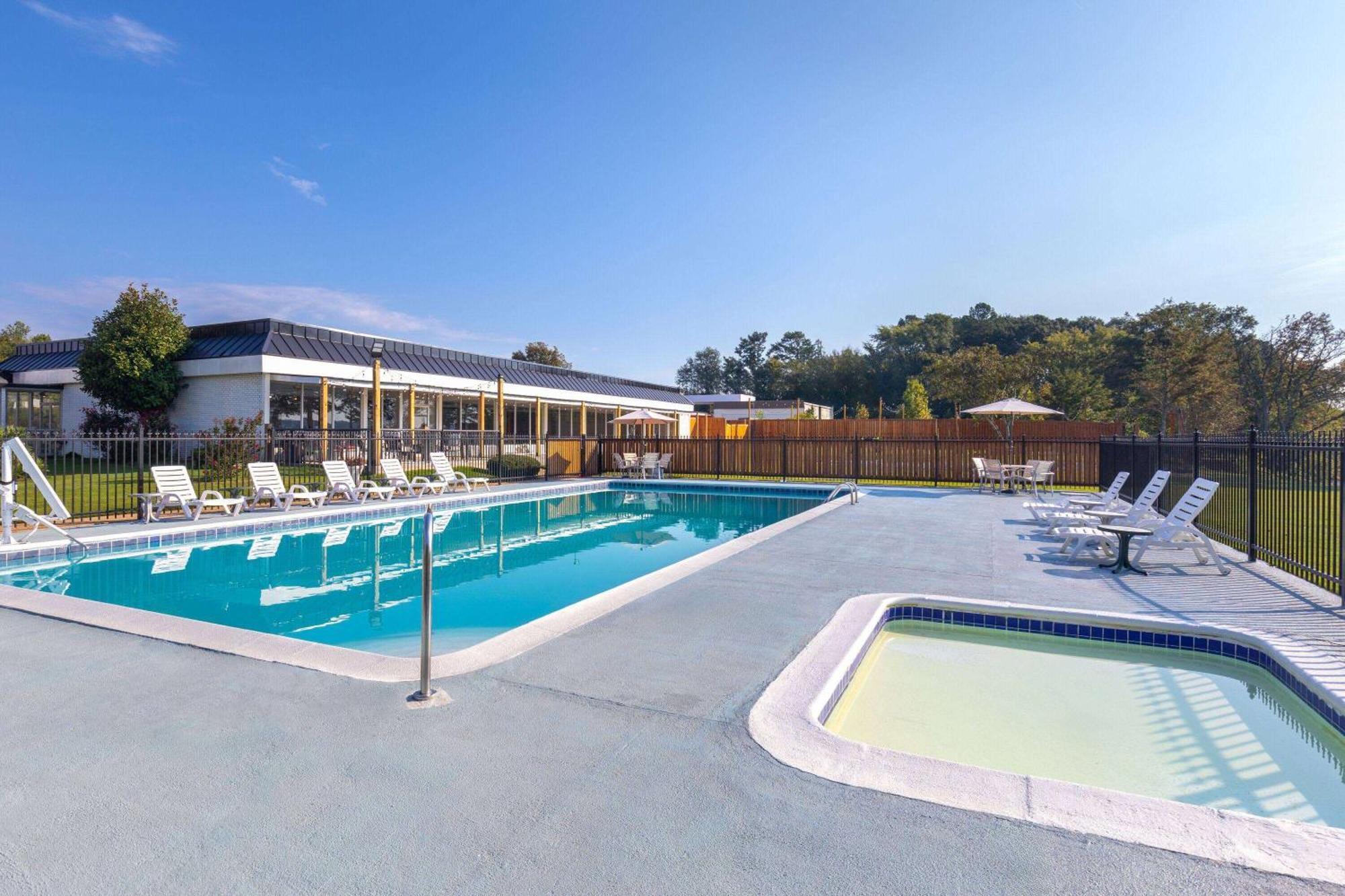 Super 8 By Wyndham Riverside Al Exterior photo