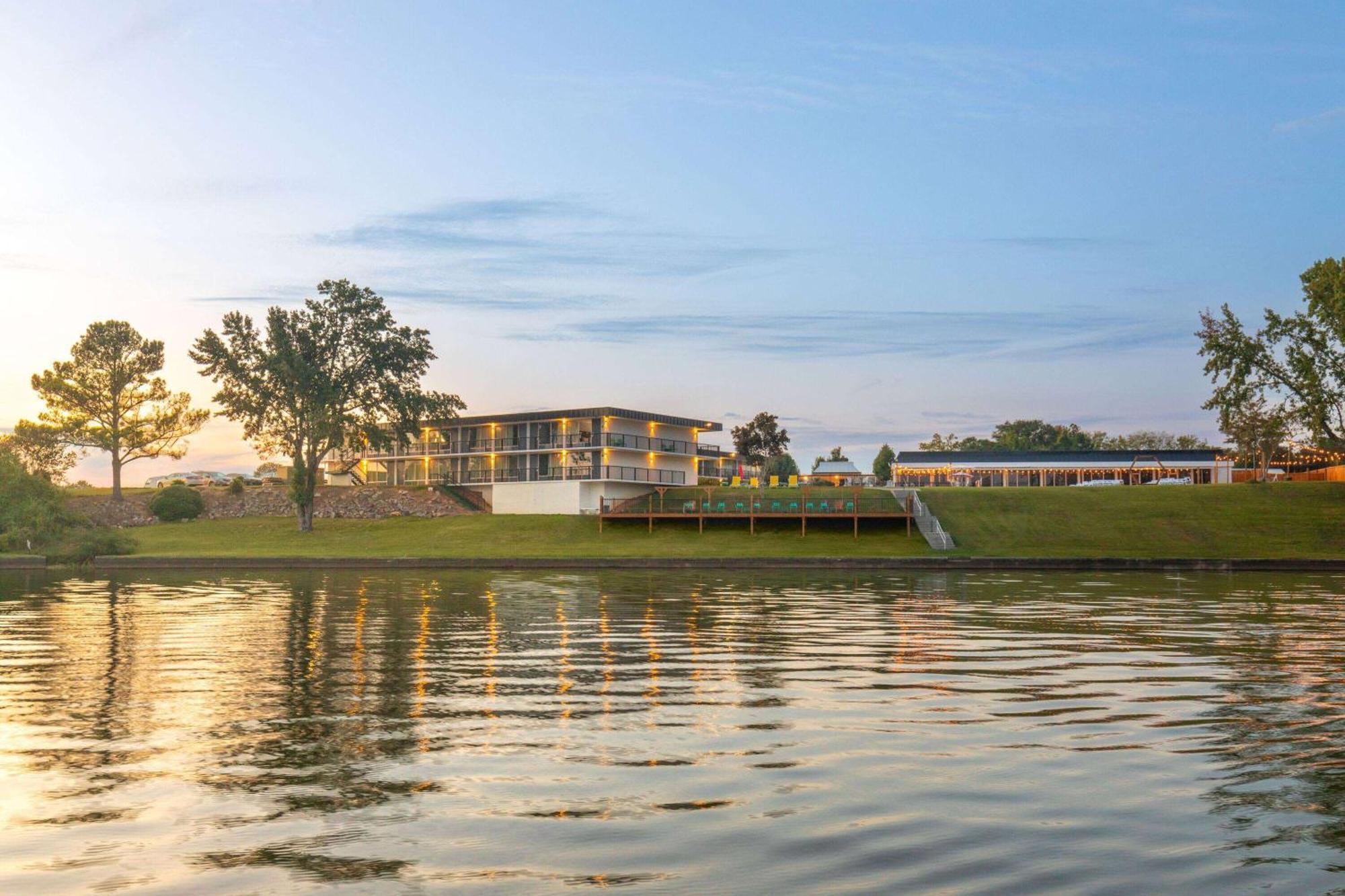 Super 8 By Wyndham Riverside Al Exterior photo