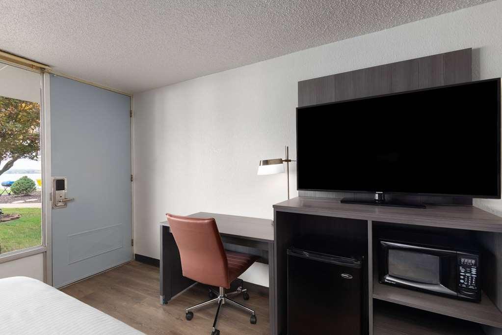 Super 8 By Wyndham Riverside Al Room photo